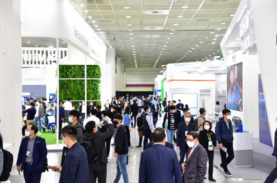 지난해 서울 강남구 코엑스에서 열린 '인터배터리 2020' 전시관 내부. <한국전지산업협회 제공>